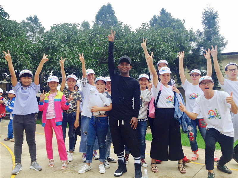 e創(chuàng)公益大使與志愿者、小朋友一起鄉(xiāng)村運動會