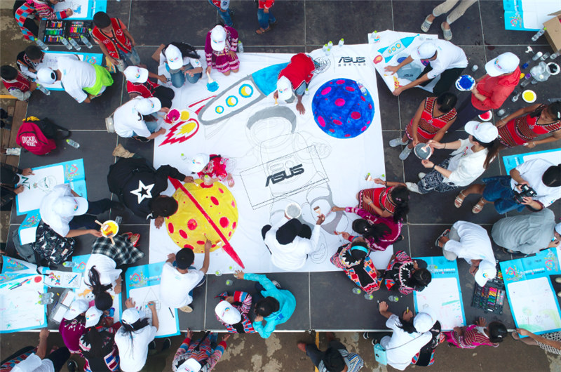 e創(chuàng)公益大使、志愿者和小朋友一同夢想涂鴉