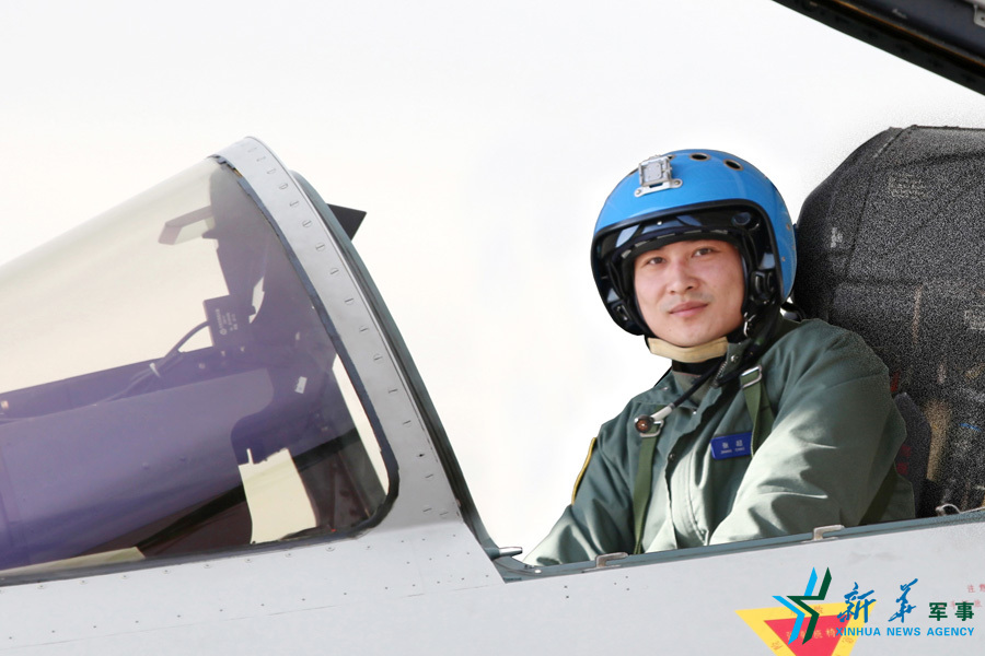 &uarr;戰機上準備起飛的張超。