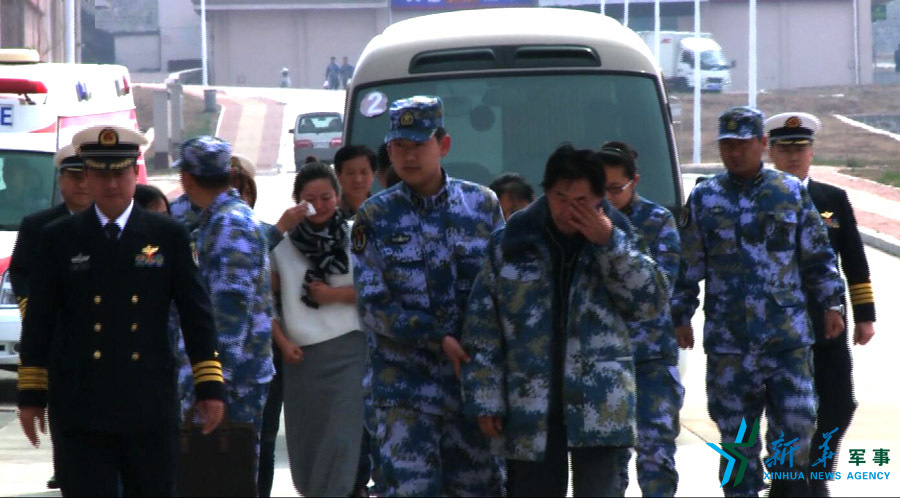 &uarr;資料圖片：張超的父親（右四）揮淚送別張超。