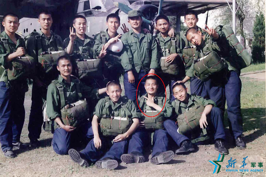 資料圖片：跳傘前合影留念。