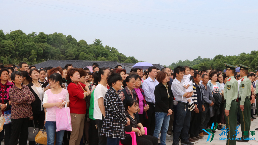 &uarr;張超烈士骨灰安葬儀式現(xiàn)場，岳陽的父老鄉(xiāng)親紛紛來給張超送別。