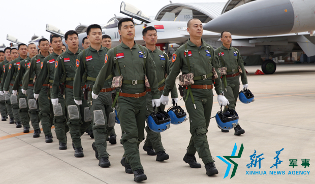 飛行員列隊進場。