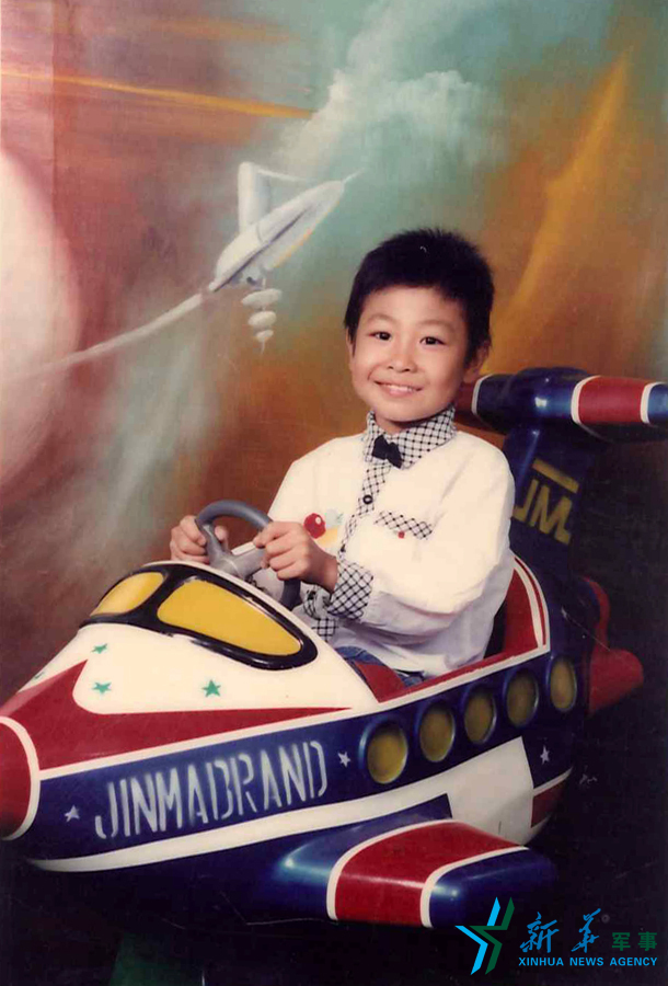 &uarr;資料圖片：長大后當(dāng)一名優(yōu)秀的飛行員是張超兒時種下的夢想。