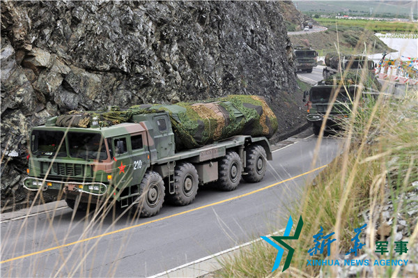 &uarr;向疏散隱蔽地域實施高速機動。（宋來蕤攝）