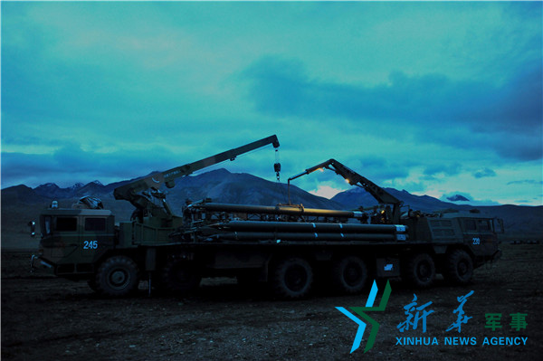 &uarr;昏暗條件下錘煉官兵火箭彈調裝技能 。（宋來蕤攝）