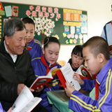 喬安山給小學生講雷鋒的故事。