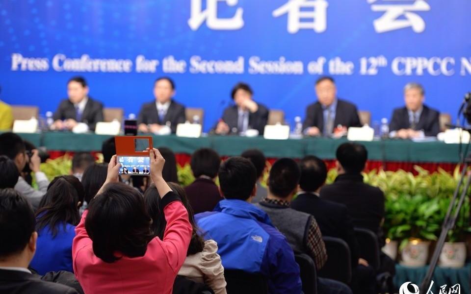 兩會(huì)會(huì)場上忙碌的身影