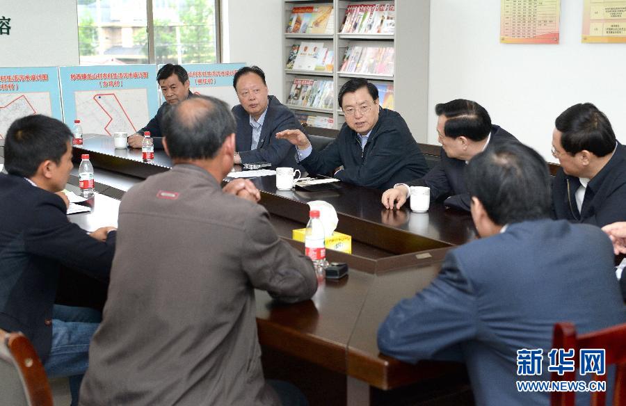這是5月9日，張德江到湖州市妙西鎮(zhèn)調(diào)研，與基層人大代表座談。新華社記者 馬占成 攝 