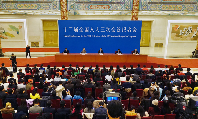 3月15日,國(guó)務(wù)院總理李克強(qiáng)在北京人民大會(huì)堂與中外記者見(jiàn)面,并回答記者提問(wèn)。新華社記者 李賀 攝 3月15日,國(guó)務(wù)院總理李克強(qiáng)在北京人民大會(huì)堂與中外記者見(jiàn)面,并回答記者提問(wèn)。新華社記者 李賀 攝