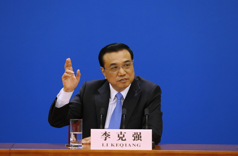 3月15日,國(guó)務(wù)院總理李克強(qiáng)在北京人民大會(huì)堂與中外記者見(jiàn)面,并回答記者提問(wèn)。 新華社記者 沈伯韓 攝 3月15日,國(guó)務(wù)院總理李克強(qiáng)在北京人民大會(huì)堂與中外記者見(jiàn)面,并回答記者提問(wèn)。 新華社記者 沈伯韓 攝