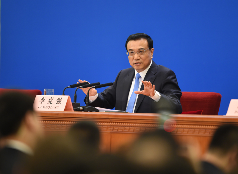 3月15日,國(guó)務(wù)院總理李克強(qiáng)在北京人民大會(huì)堂與中外記者見(jiàn)面,并回答記者提問(wèn)。新華社記者 謝環(huán)馳 攝 3月15日,國(guó)務(wù)院總理李克強(qiáng)在北京人民大會(huì)堂與中外記者見(jiàn)面,并回答記者提問(wèn)。新華社記者 謝環(huán)馳 攝