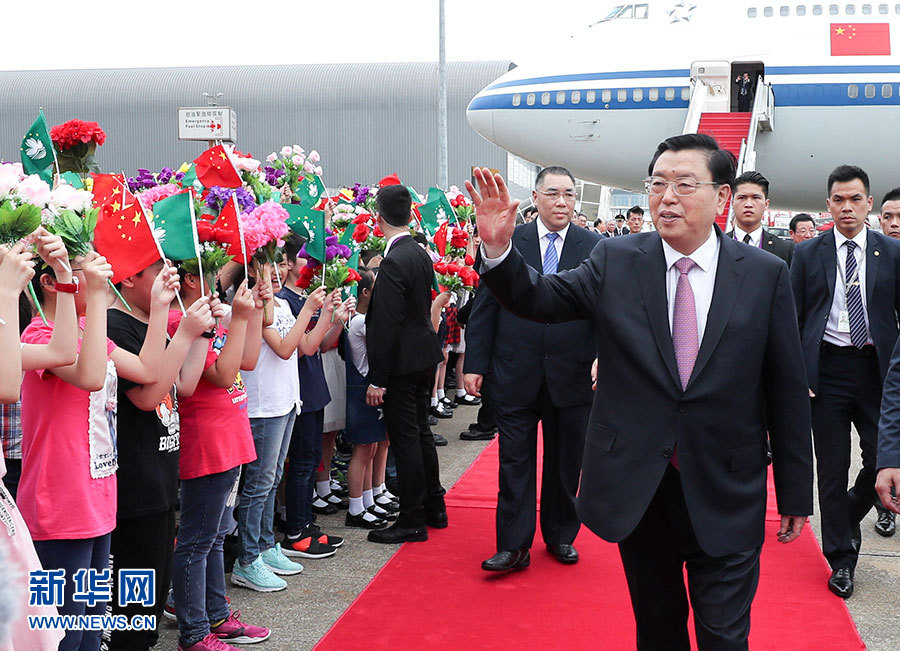 5月8日至10日，中共中央政治局常委、全國人大常委會委員長張德江視察澳門特別行政區(qū)。這是5月8日，張德江抵達(dá)澳門國際機(jī)場。 新華社記者龐興雷 攝 