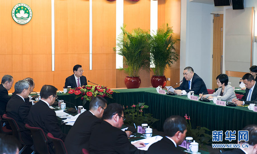 5月8日至10日，中共中央政治局常委、全國人大常委會委員長張德江視察澳門特別行政區(qū)。這是5月8日，張德江聽取澳門特別行政區(qū)政府工作匯報。新華社記者 李學(xué)仁 攝