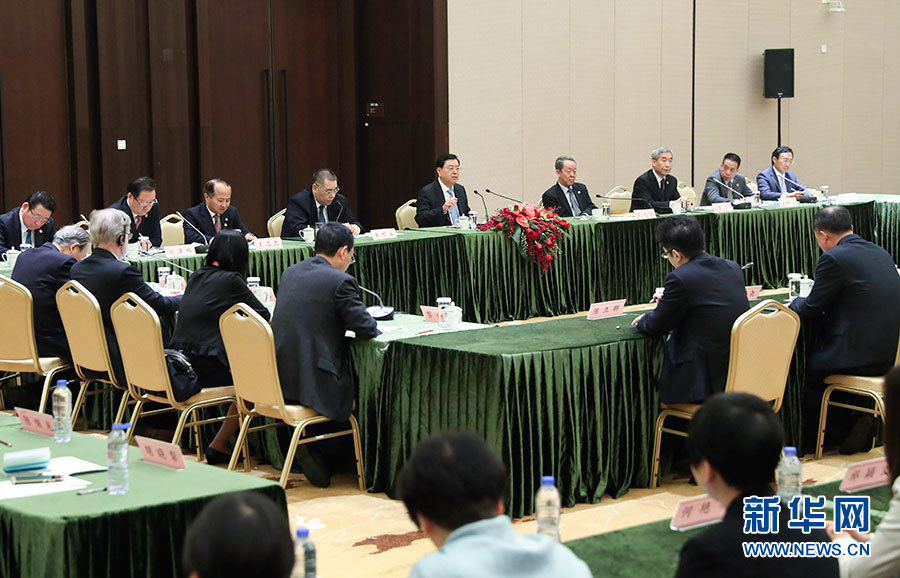 5月8日至10日，中共中央政治局常委、全國人大常委會委員長張德江視察澳門特別行政區(qū)。這是5月10日，張德江與教育工作者和學(xué)生代表座談。新華社記者 龐興雷 攝