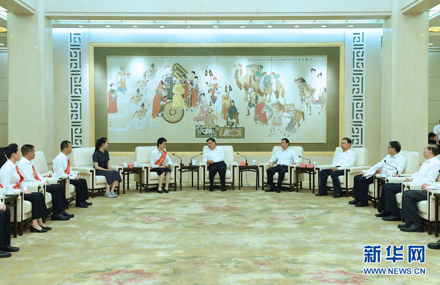 6月21日，廖俊波同志先進事跡報告會在北京人民大會堂舉行。報告會前，中共中央政治局常委、中央書記處書記劉云山會見報告團成員，代表習近平總書記，代表黨中央，向廖俊波同志家屬表示親切慰問，并頒發黨中央追授廖俊波同志&ldquo;全國優秀共產黨員&rdquo;證書、獎章。新華社記者 饒愛民 攝