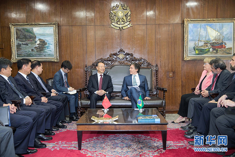 7月11日，在巴西首都巴西利亞，中共中央書記處書記、全國政協副主席杜青林（中左）會見巴西參議院議長歐尼西奧&middot;奧利維拉（中右）。新華社記者李明攝