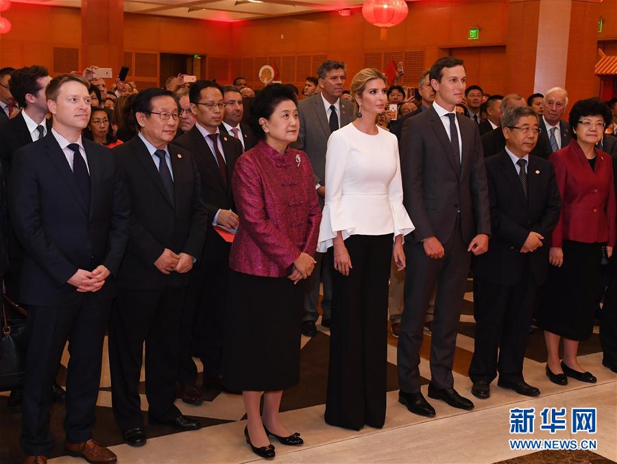 當地時間9月27日晚，正在華盛頓出席首輪中美社會和人文對話的國務院副總理劉延東出席中國駐美國使館2017年國慶招待會。新華社記者殷博古攝