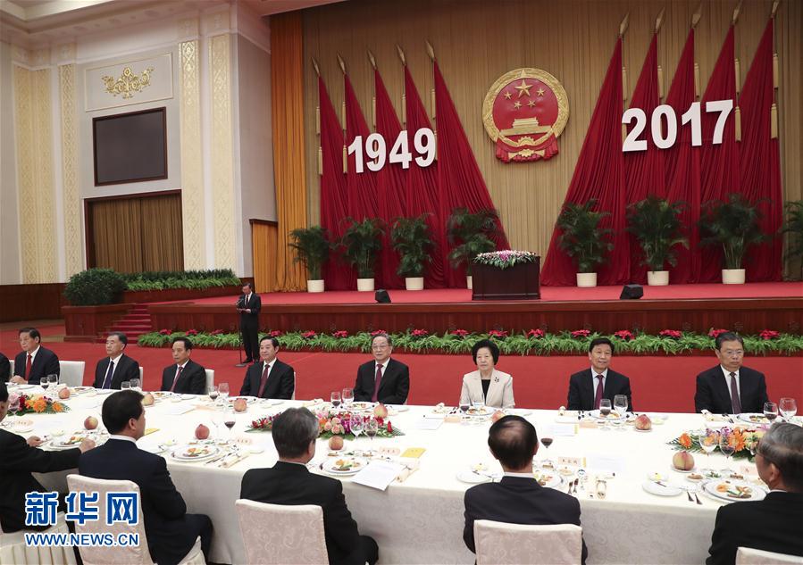 9月28日，全國政協辦公廳、中共中央統戰部、國務院僑辦、國務院港澳辦、國務院臺辦在北京人民大會堂聯合舉行國慶招待會。中共中央政治局常委、全國政協主席俞正聲與2800多名港澳臺僑各界代表歡聚一堂，慶祝中華人民共和國成立68周年。這是俞正聲在招待會上致辭。新華社記者 龐興雷 攝