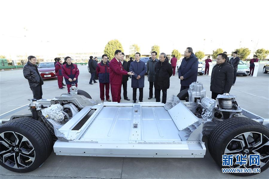 1月9日至10日，國務院副總理張高麗在安徽調研推動長江經濟帶發(fā)展工作。這是1月9日，張高麗在江淮汽車股份有限公司了解企業(yè)生產經營和參與國際產能合作情況。新華社記者 龐興雷 攝