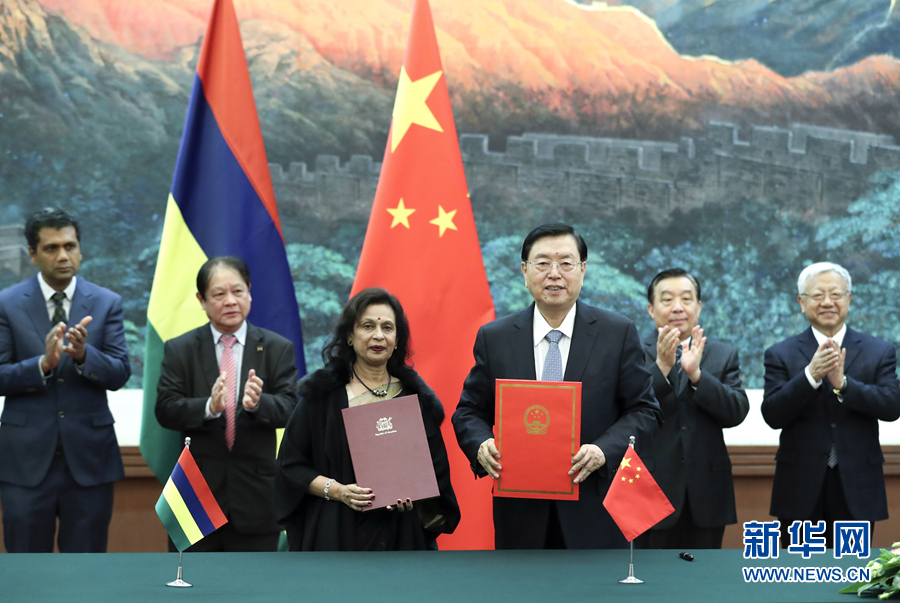 2月2日，全國人大常委會委員長張德江在北京人民大會堂與毛里求斯國民議會議長哈努曼吉舉行會談。這是雙方會談前共同出席中國全國人大與毛里求斯國民議會合作諒解備忘錄的簽字儀式。新華社記者 龐興雷 攝