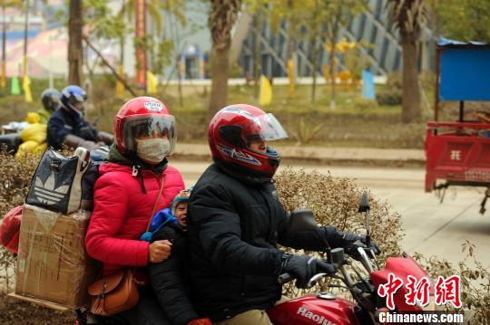 86歲留守老人最期盼的新年禮物：兒孫&ldquo;鐵騎&rdquo;返鄉來