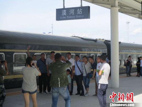 圖為旅客在漠河站合影留念。(中國鐵路哈爾濱局集團有限公司提供)
