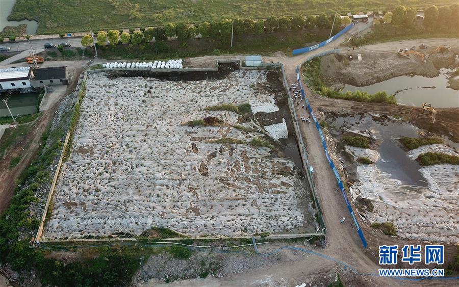 (新華視點·圖文互動)(1)中央督察兩年有的絲毫未改,有的不減反增——江蘇泰興數萬噸化工廢料和污泥堆放長江邊調查