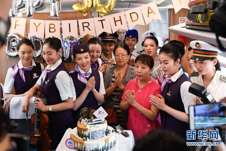 （社會）（3）杭州&ldquo;西子號&rdquo; 熱情服務(wù)旅客30載