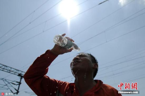 資料圖:高溫下的人。胡國林 攝 圖片來源:東方IC 版權作品 請勿轉載