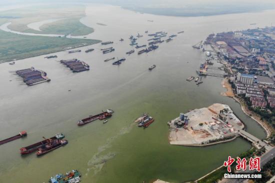 8月1日，巨型的水泥儲罐被吊離碼頭，湖南岳陽城陵磯新港區天欣碼頭的整治已基本完成。今年5月，長江岸線湖南段開展港口碼頭&ldquo;關停并轉&rdquo;專項整治行動。截至目前，該行動已集中關停42個碼頭泊位，退出岸線7302米。楊華峰 攝