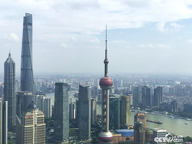 　　長(zhǎng)三角更高質(zhì)量的一體化發(fā)展，將建成具有全球競(jìng)爭(zhēng)力的世界級(jí)城市群。圖為上海陸家嘴（孔華/攝）