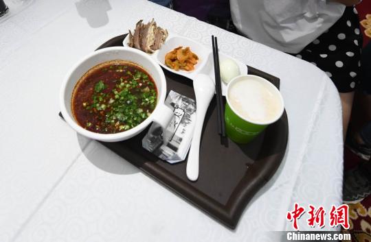 圖為&ldquo;環西部火車游Y667/8次&rdquo;列車上推出蘭州牛肉面套餐，套餐38元，有一碗牛肉面、一碟牛肉、一個雞蛋、一份小菜、一份甜胚子。　楊艷敏 攝