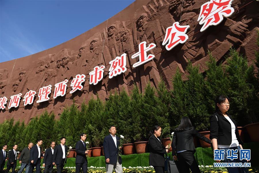 （新華全媒頭條&middot;圖文互動(dòng)）（11）致敬英烈 捍衛(wèi)榮光&mdash;&mdash;寫在英雄烈士保護(hù)法實(shí)施后首個(gè)烈士紀(jì)念日