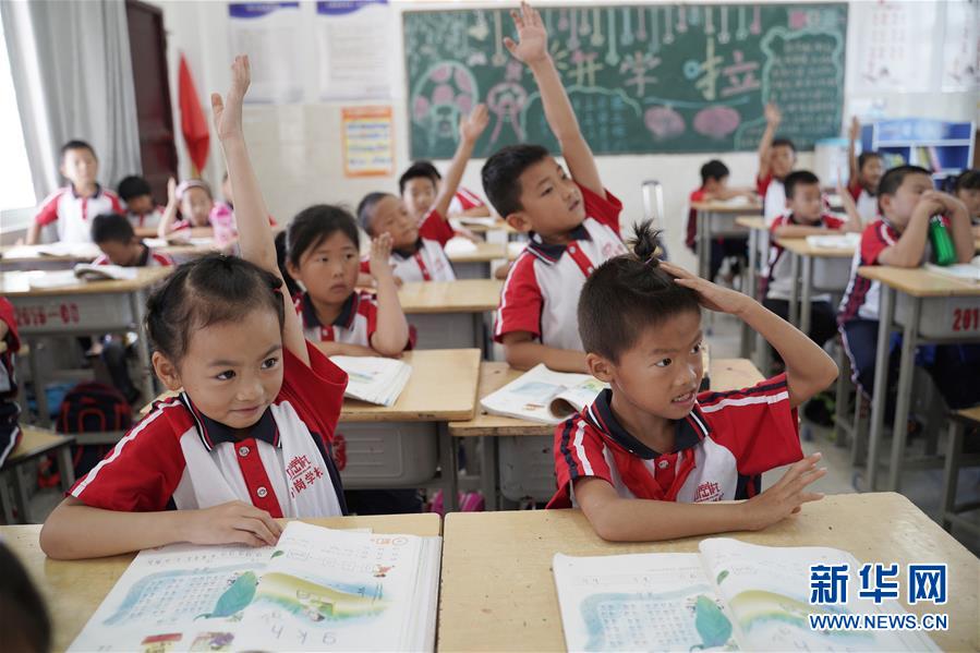 （新華全媒頭條&middot;壯闊東方潮　奮進(jìn)新時(shí)代&mdash;&mdash;慶祝改革開放40年&middot;圖文互動(dòng)）（5）小崗，與時(shí)代同行&mdash;&mdash;&ldquo;中國農(nóng)村改革第一村&rdquo;40年變遷的改革啟示