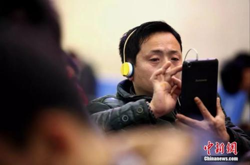 資料圖：候車室內，玩手機的&ldquo;低頭族&rdquo;隨處可見。刷微博、聊微信、玩游戲、看電影，高科技將大多旅客變為手機&ldquo;低頭族&rdquo;。<a target='_blank' ><p  align=