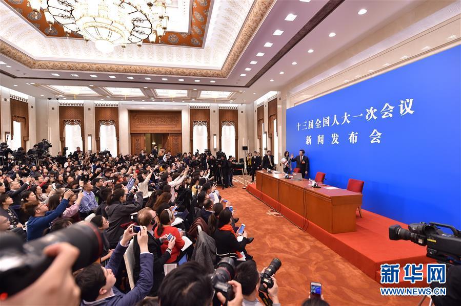 （兩會&middot;XHDW）（1）十三屆全國人大一次會議舉行新聞發布會 