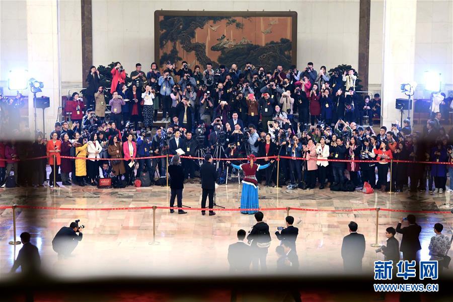 （兩會(huì)&middot;XHDW）（15）全國(guó)政協(xié)委員接受采訪