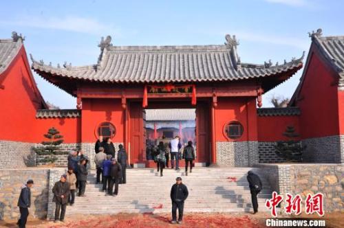 資料圖：元旦小長假期間，威海南海新區(qū)云龍山上舉辦新年廟會?！⒉?攝