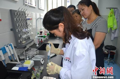 資料圖:工作人員根據消費者要求現場檢驗,共筑食品安全。<a target='_blank' ><p align=