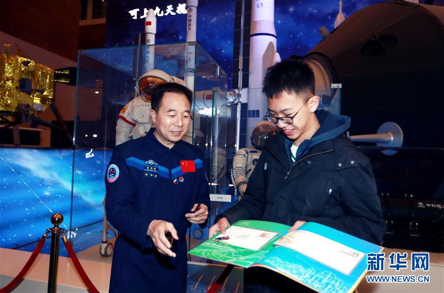 （圖文互動）（1）&ldquo;偉大的變革&mdash;&mdash;慶祝改革開放40周年大型展覽&rdquo;迎來寒假參觀熱潮 現(xiàn)場觀眾人數(shù)突破300萬