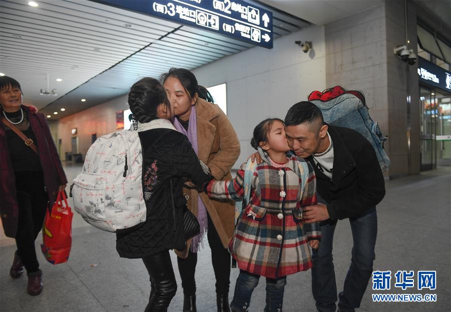 （新華全媒頭條&middot;七樂無窮&middot;春節&middot;圖文互動）（1）變化中彰顯中國發展活力&mdash;&mdash;透視過年方式之變