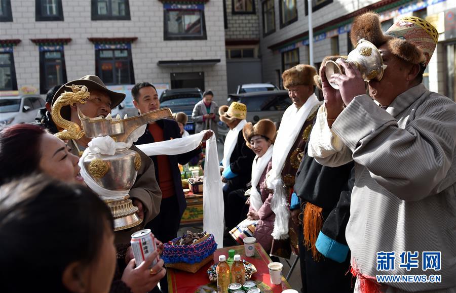 （兩會前夕看落實(shí)&middot;圖文互動）（4）格桑花開 幸福路寬&mdash;&mdash;西藏落實(shí)習(xí)近平總書記全國兩會重要講話精神紀(jì)實(shí)
