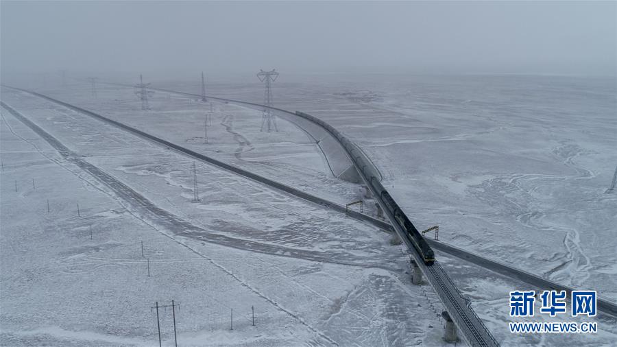 （新華全媒頭條&middot;圖文互動(dòng)）（1）他們是比鋼鐵還硬的漢子&mdash;&mdash;天路之巔看不見(jiàn)的&ldquo;軌枕&rdquo;