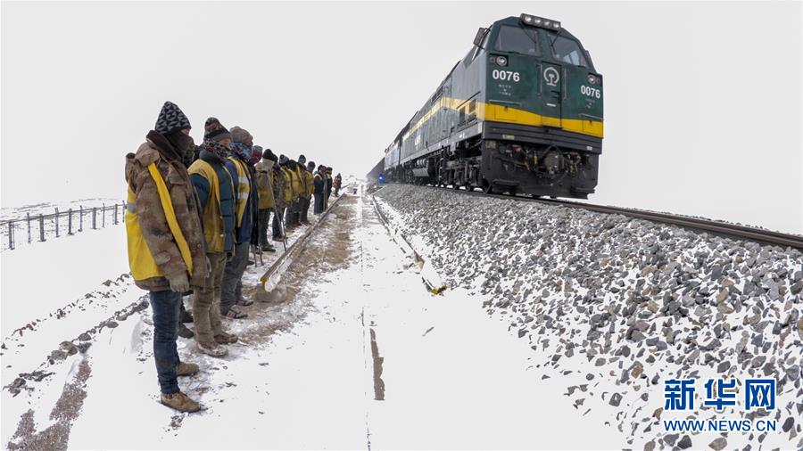 （新華全媒頭條&middot;圖文互動(dòng)）（8）他們是比鋼鐵還硬的漢子&mdash;&mdash;天路之巔看不見(jiàn)的&ldquo;軌枕&rdquo;