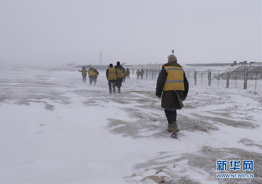 （新華全媒頭條&middot;圖文互動(dòng)）（2）他們是比鋼鐵還硬的漢子&mdash;&mdash;天路之巔看不見(jiàn)的&ldquo;軌枕&rdquo;