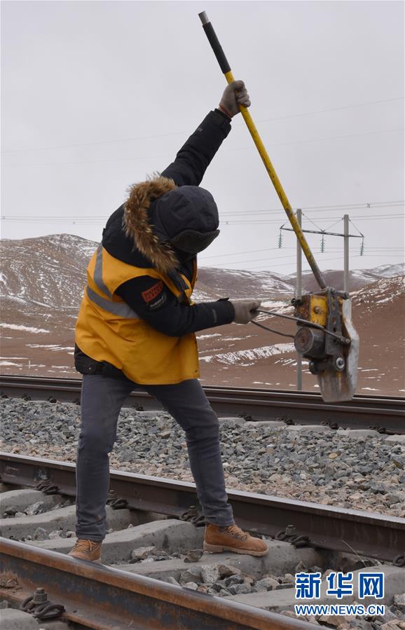 （新華全媒頭條&middot;圖文互動(dòng)）（4）他們是比鋼鐵還硬的漢子&mdash;&mdash;天路之巔看不見(jiàn)的&ldquo;軌枕&rdquo;