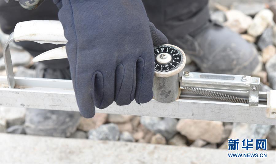 （新華全媒頭條&middot;圖文互動(dòng)）（5）他們是比鋼鐵還硬的漢子&mdash;&mdash;天路之巔看不見(jiàn)的&ldquo;軌枕&rdquo;
