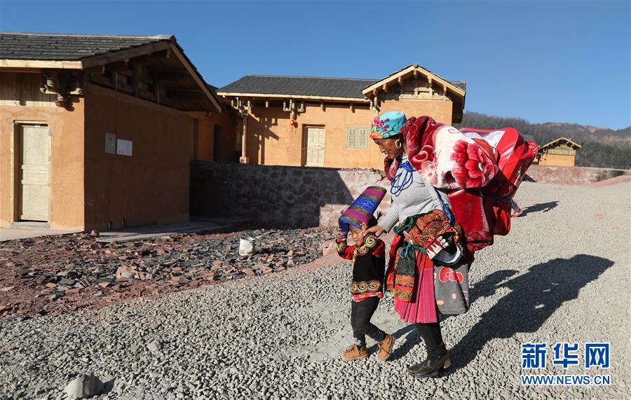 （兩會前夕看落實&middot;圖文互動）（5）&ldquo;飛針走線&rdquo;&ldquo;繡&rdquo;出小康畫卷&mdash;&mdash;四川落實習近平總書記全國兩會重要講話精神紀實
