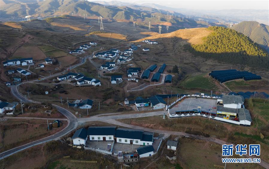 （兩會前夕看落實&middot;圖文互動）（7）&ldquo;飛針走線&rdquo;&ldquo;繡&rdquo;出小康畫卷&mdash;&mdash;四川落實習近平總書記全國兩會重要講話精神紀實